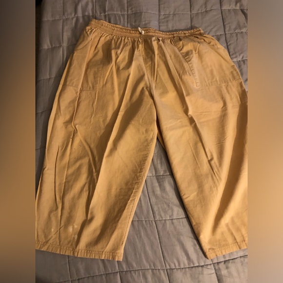 Ladies capris. - Picture 2 of 4